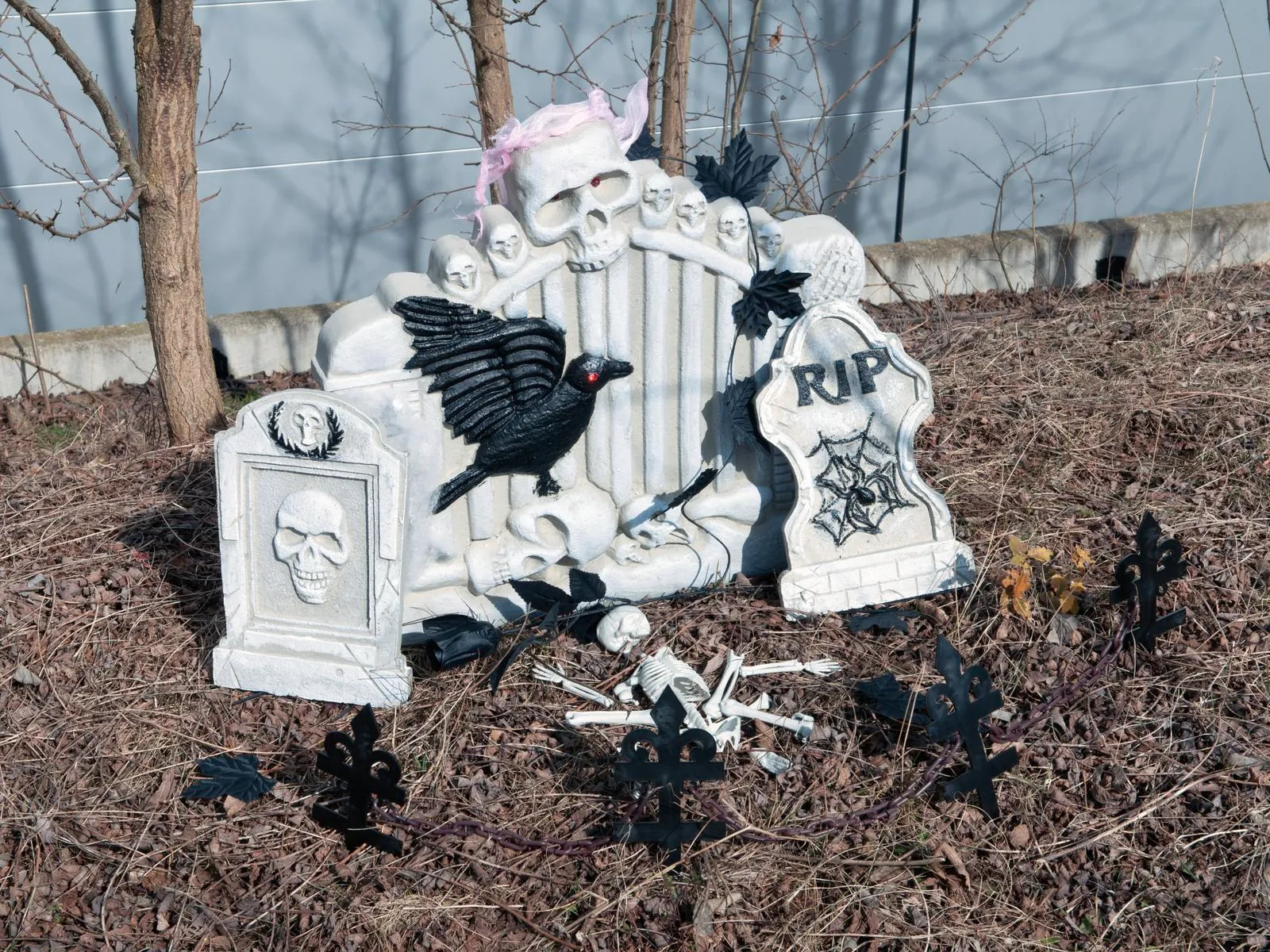 europalms halloween skeleton with tombstone - slika 2