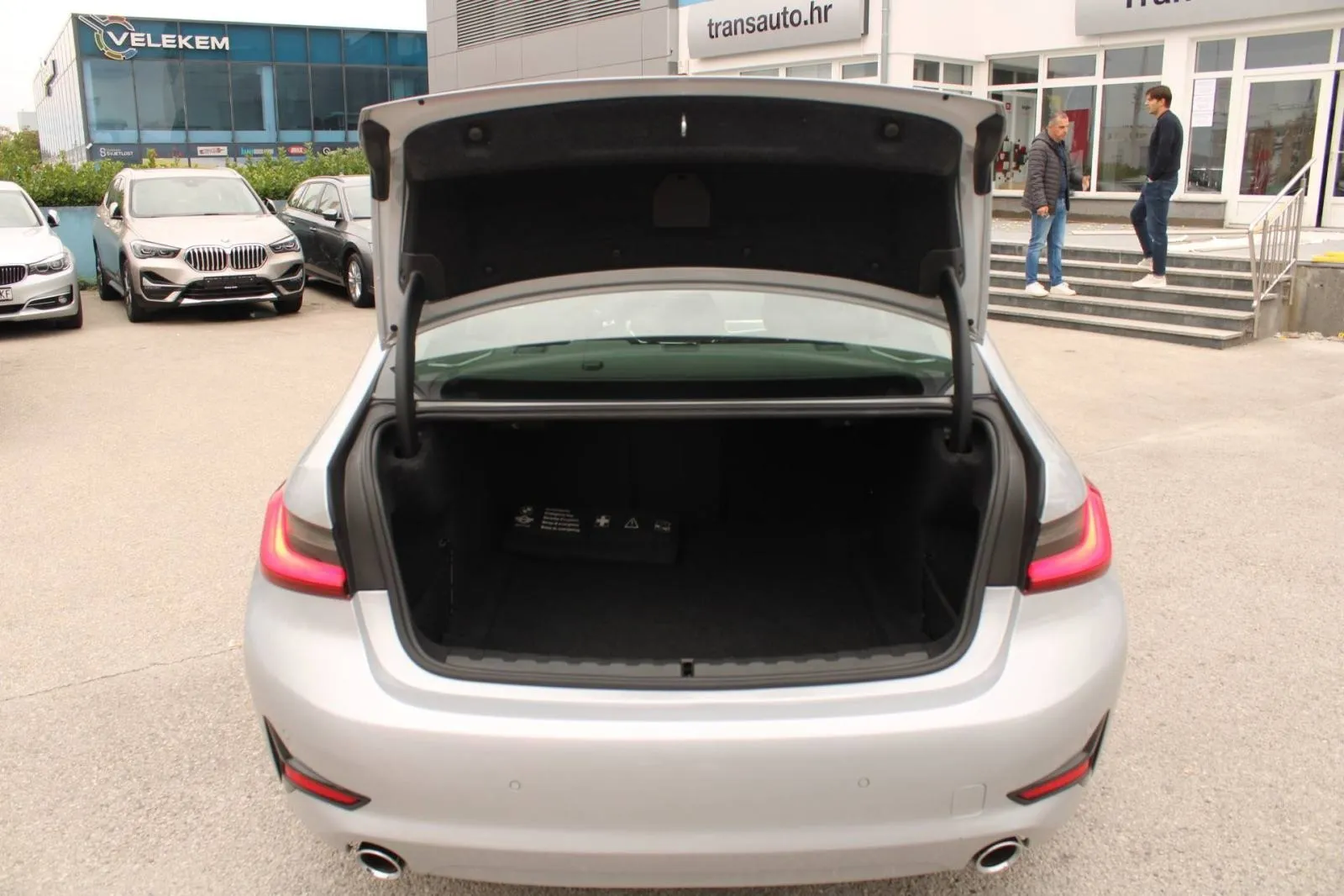 bmw serija 3 320d xdrive automatik *led, navigacija, harman kardon* - slika 17