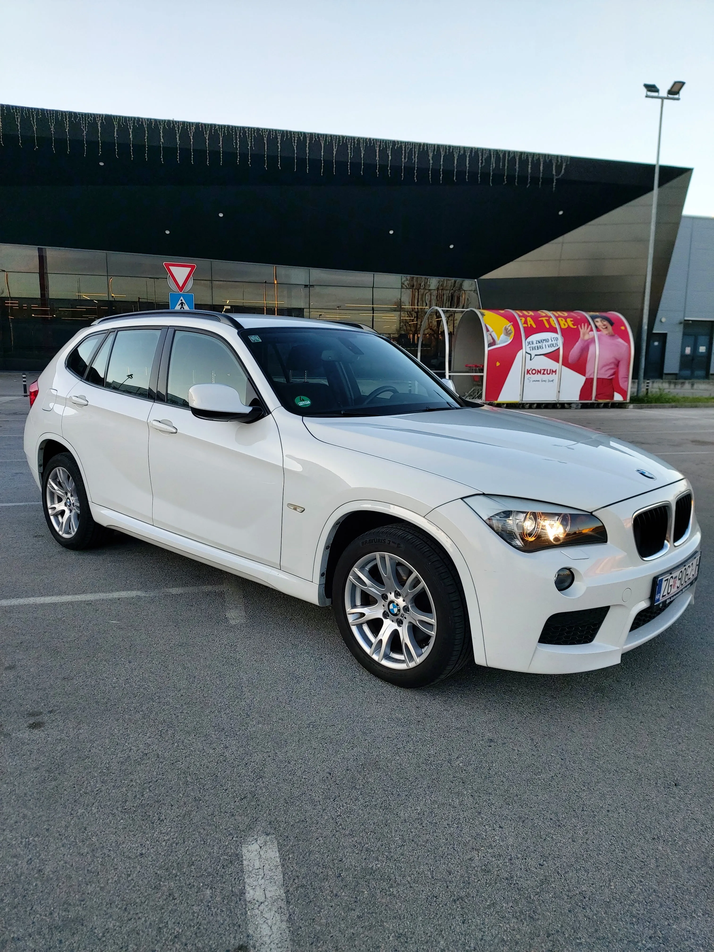 bmw x1 sdrive 18d 105 kw m-paket alcantara xenon 166 000km top stanje - slika 13