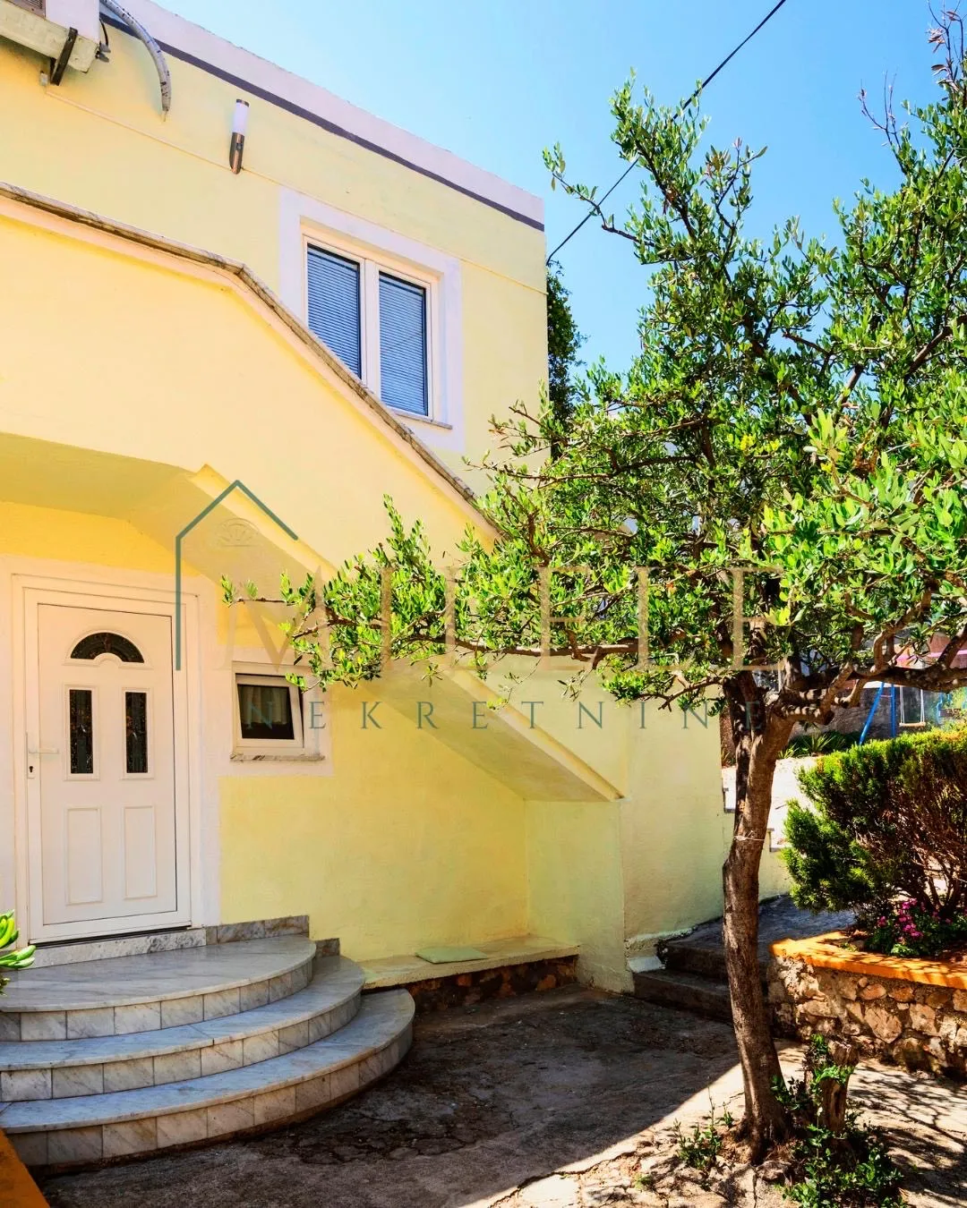 kuća sa 3 apartmana rogoznica - slika 3