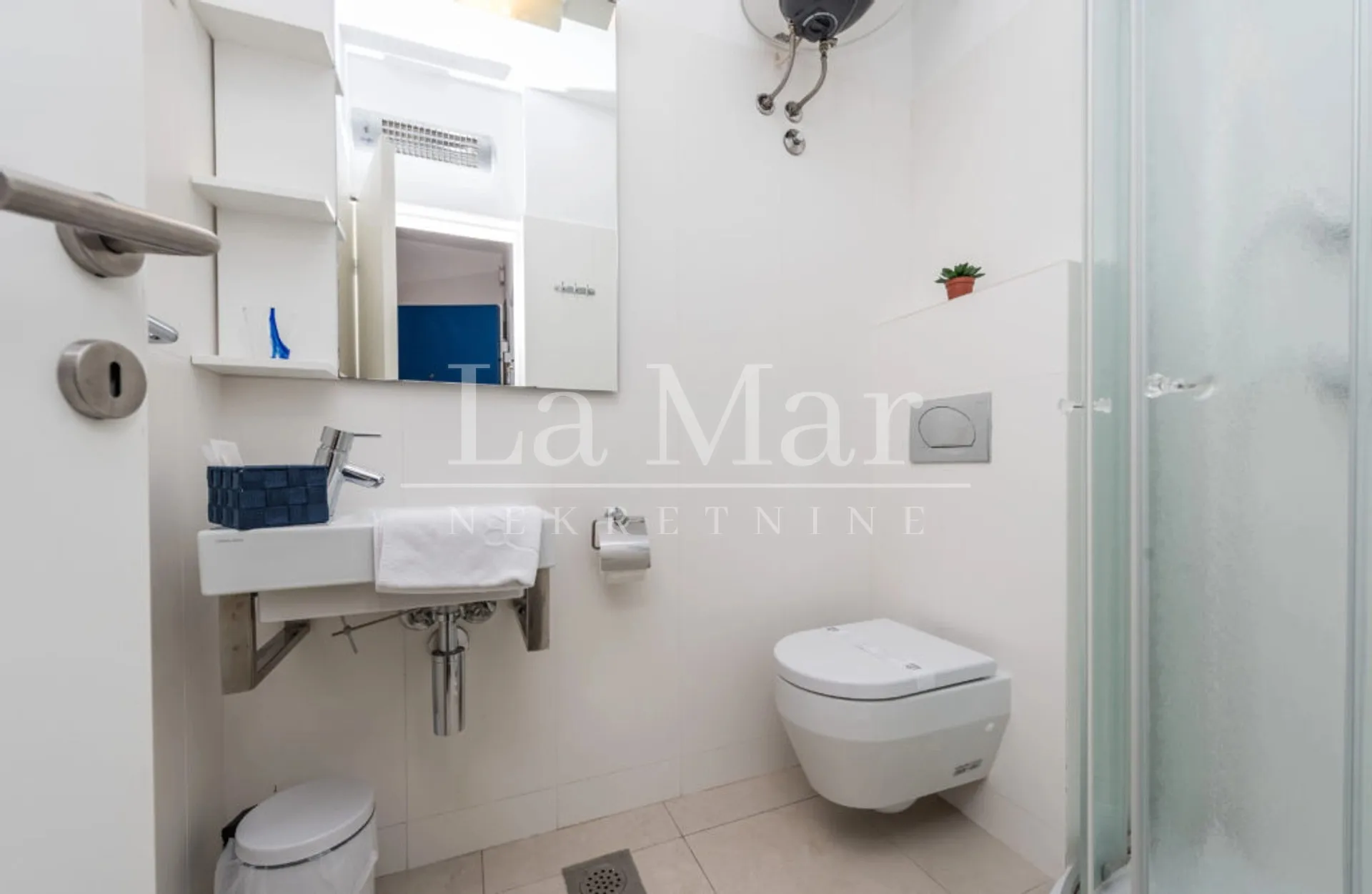 novalja- prvi red do mora- apartman u vili - 81.04 m2 - slika 14