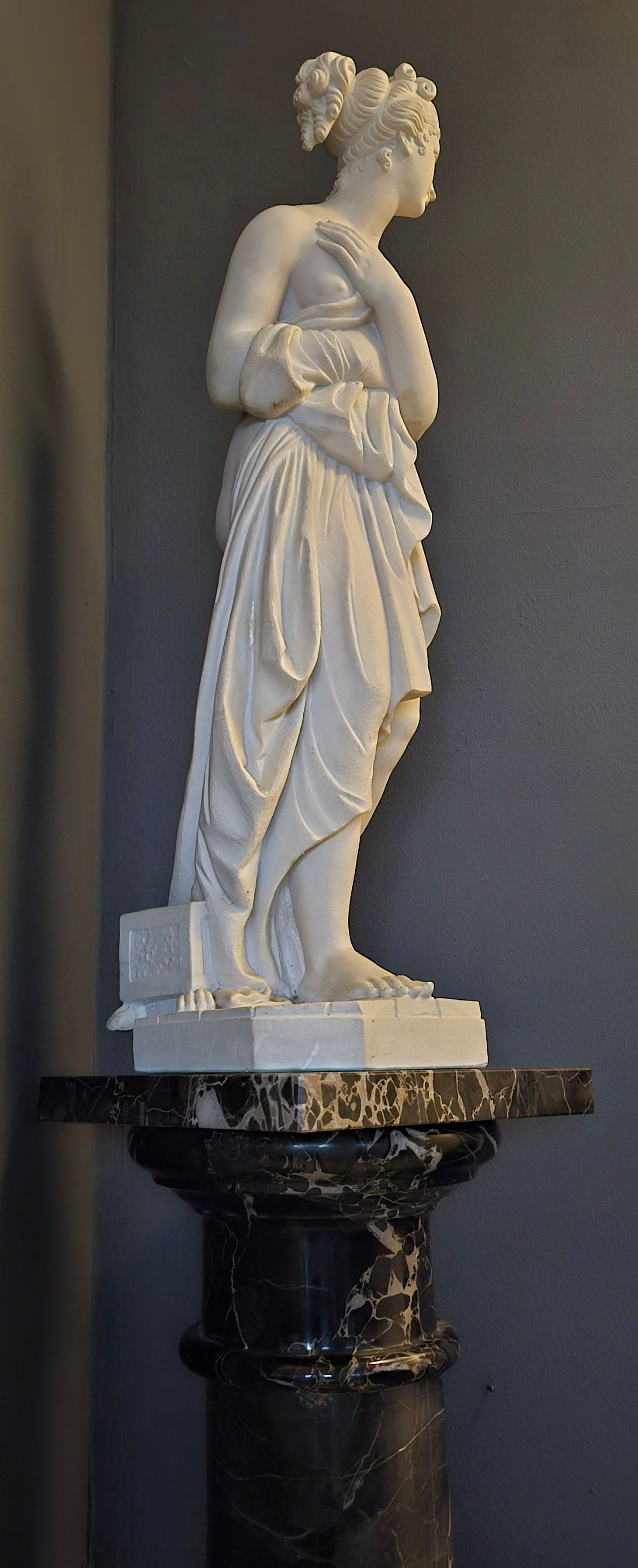 skulptura venera italica na podestu od mramora - slika 3
