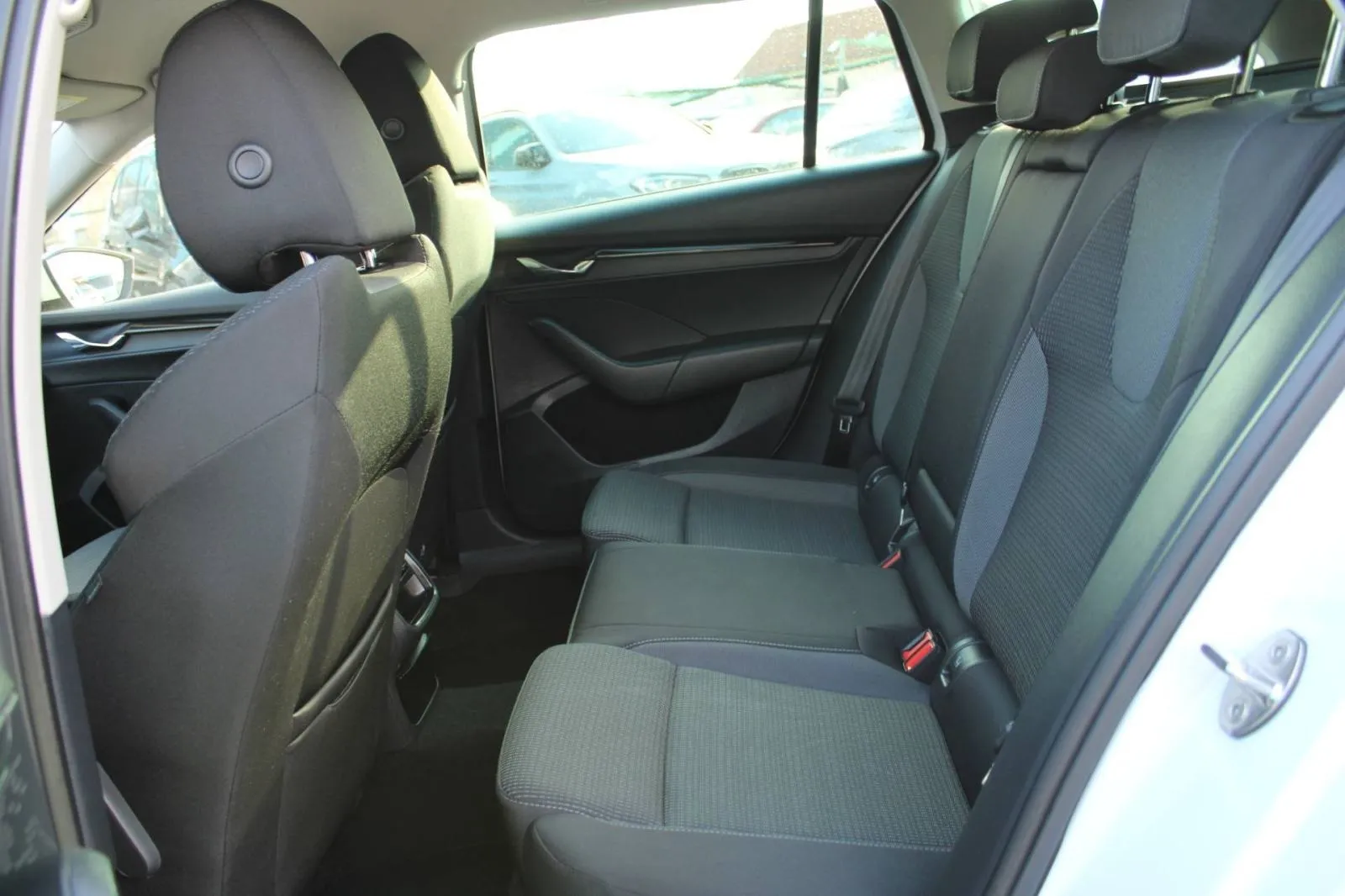 škoda octavia combi 2.0 tdi dsg *led, navigacija* - slika 11