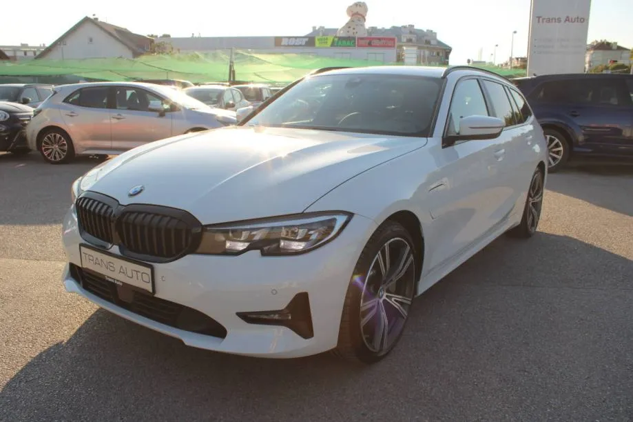 BMW serija 3 330e Touring *LED, PANORAMA, NAVIGACIJA* - Zagreb