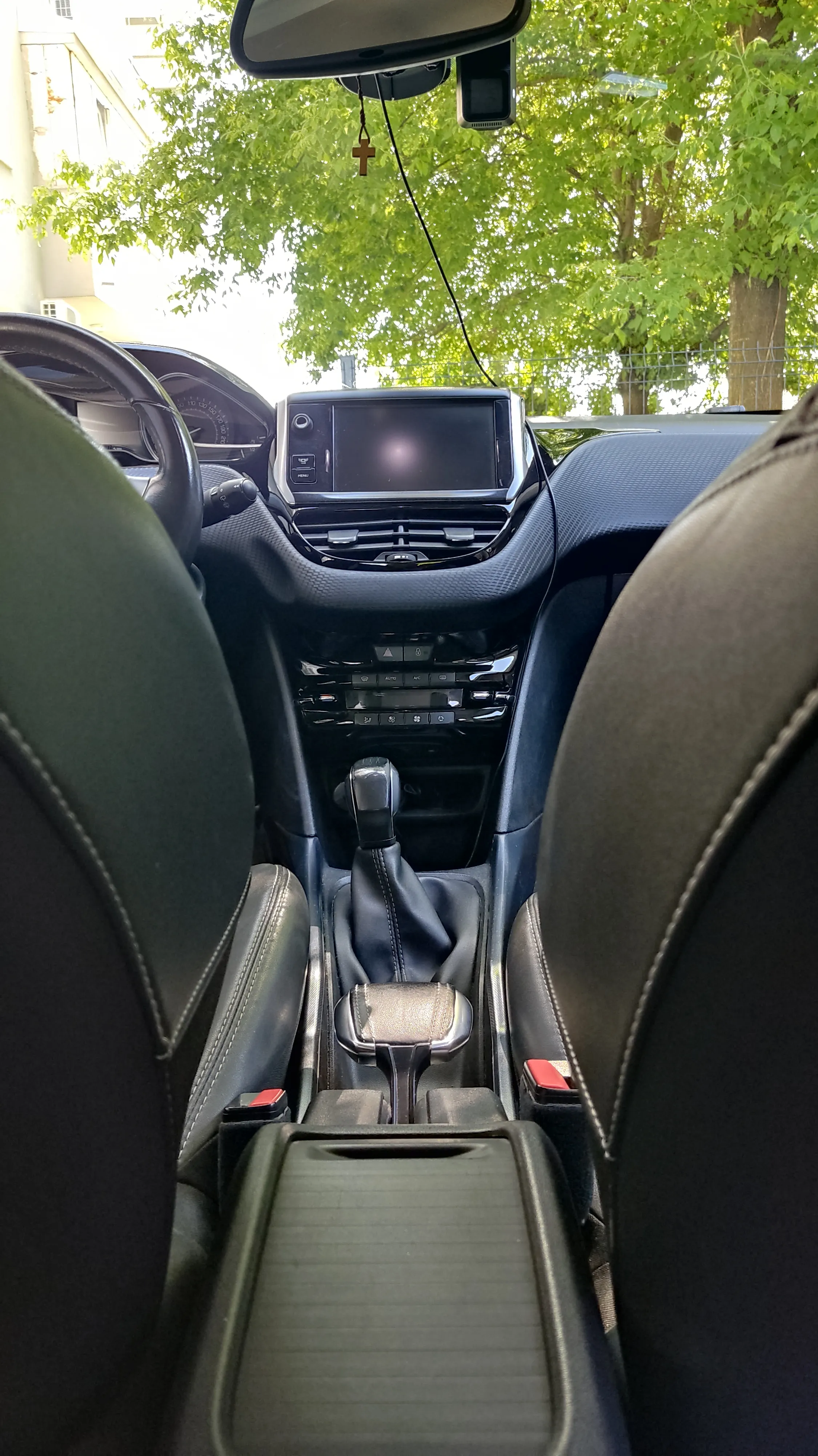 peugeot 2008 1,2 allure - slika 20