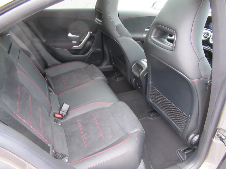 mercedes-benz cla 200 d amg/night/panorama/multibeam led/keyless/19'' - slika 12