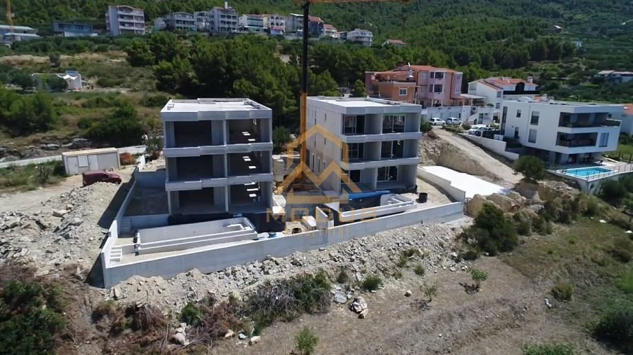 podstrana** trosoban stan s bazenom/ pogled (prodaja) - slika 2