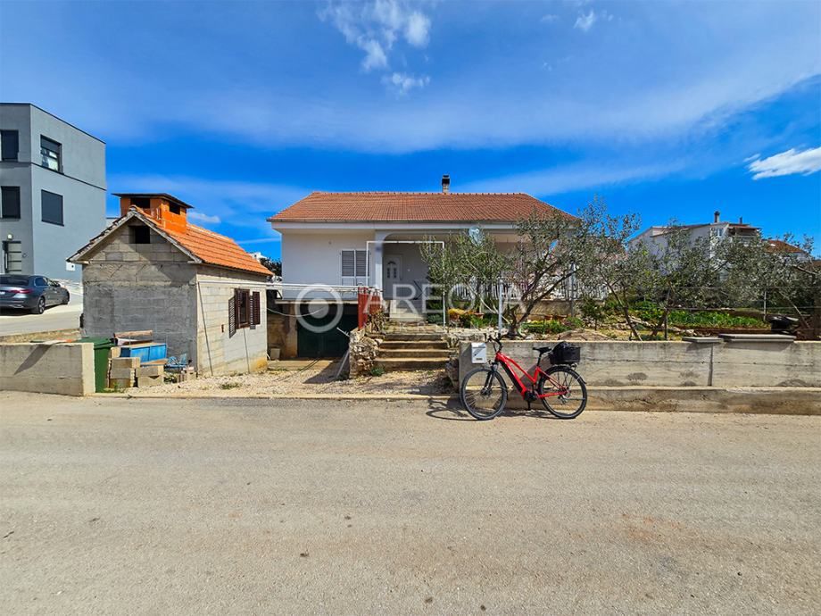 VODICE - Kuća s okućnicom! (prodaja)