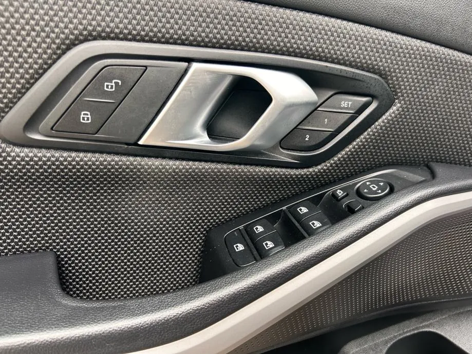 bmw 318i 2022.,servisna, park senz, virtual navi, led, front asist - slika 18