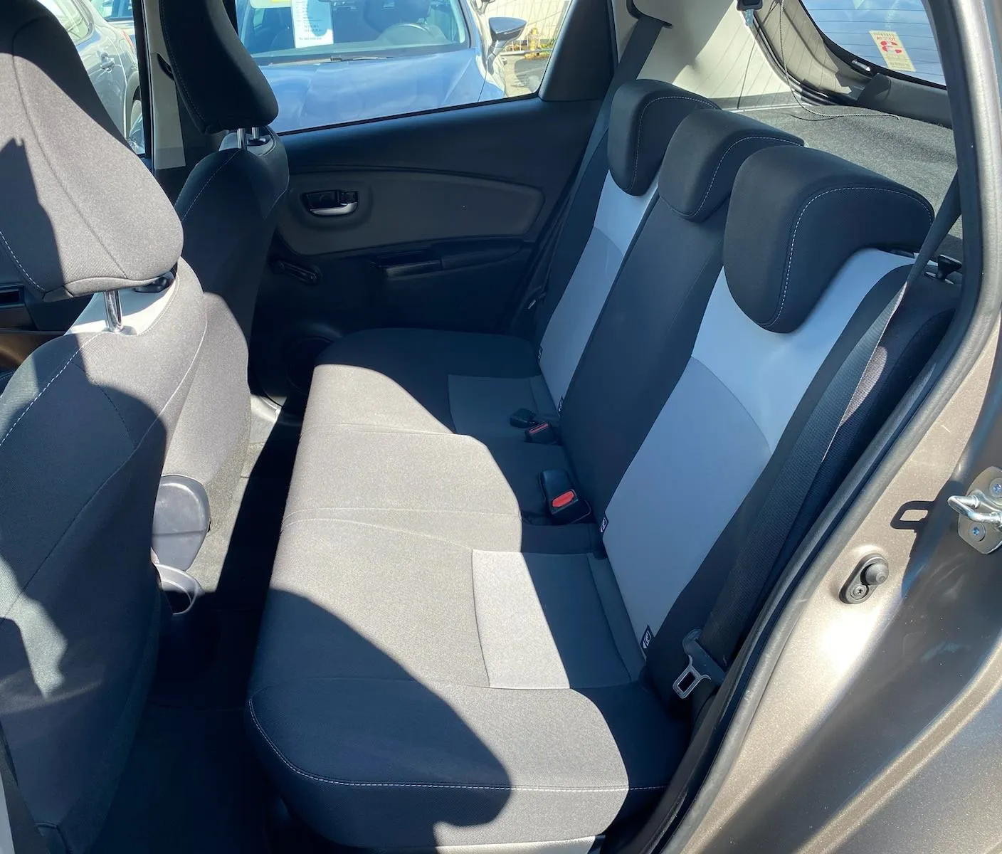 toyota yaris hybrid , 2 godine jamstva,registriran,nove gume - slika 12