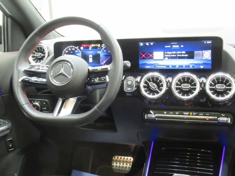 mercedes-benz gla 200 d amg line/night/pano/multibeam led/keyless - slika 14