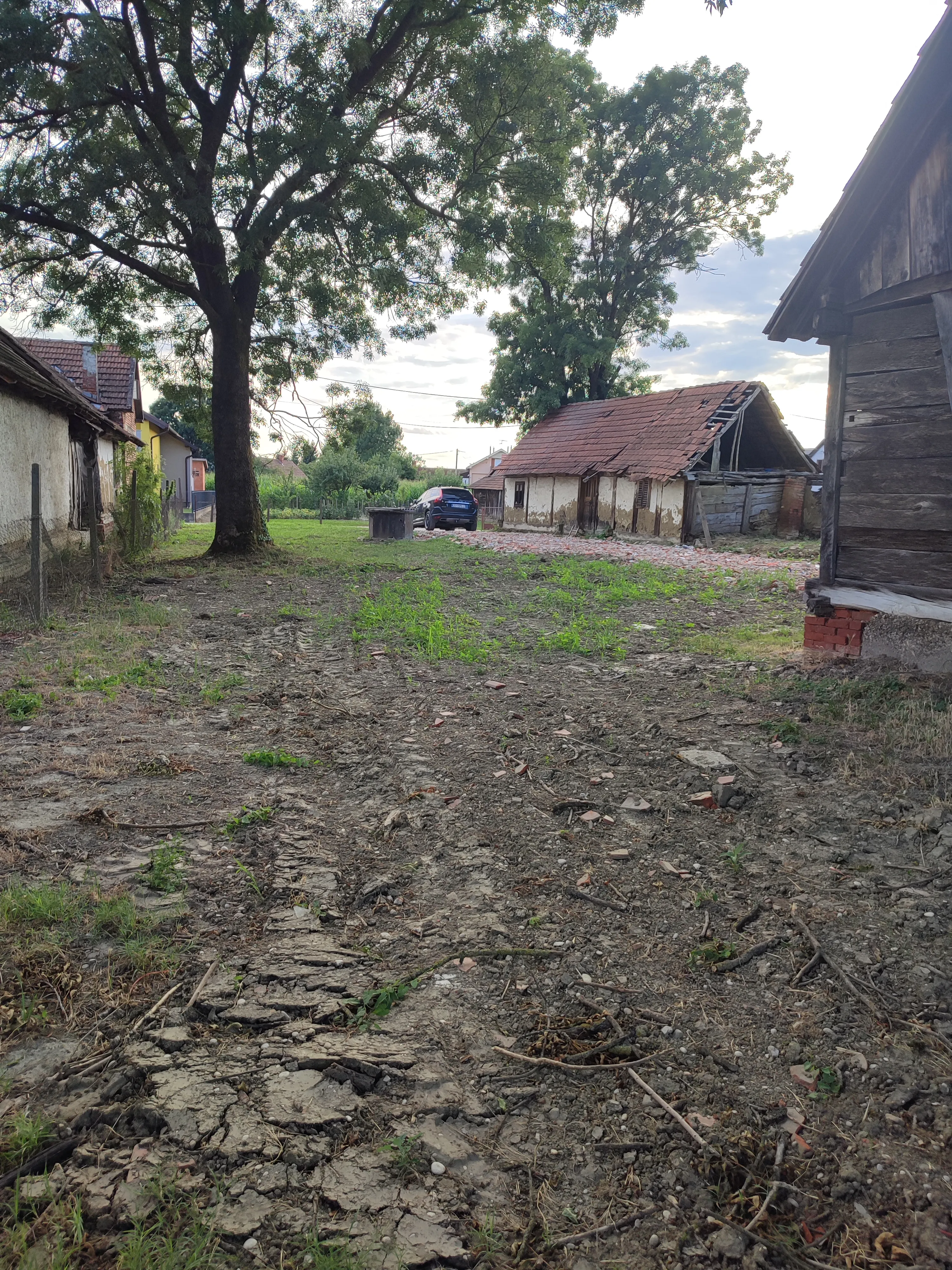 gradevinsko zemljiste 755m2 sa starom kucom - slika 4