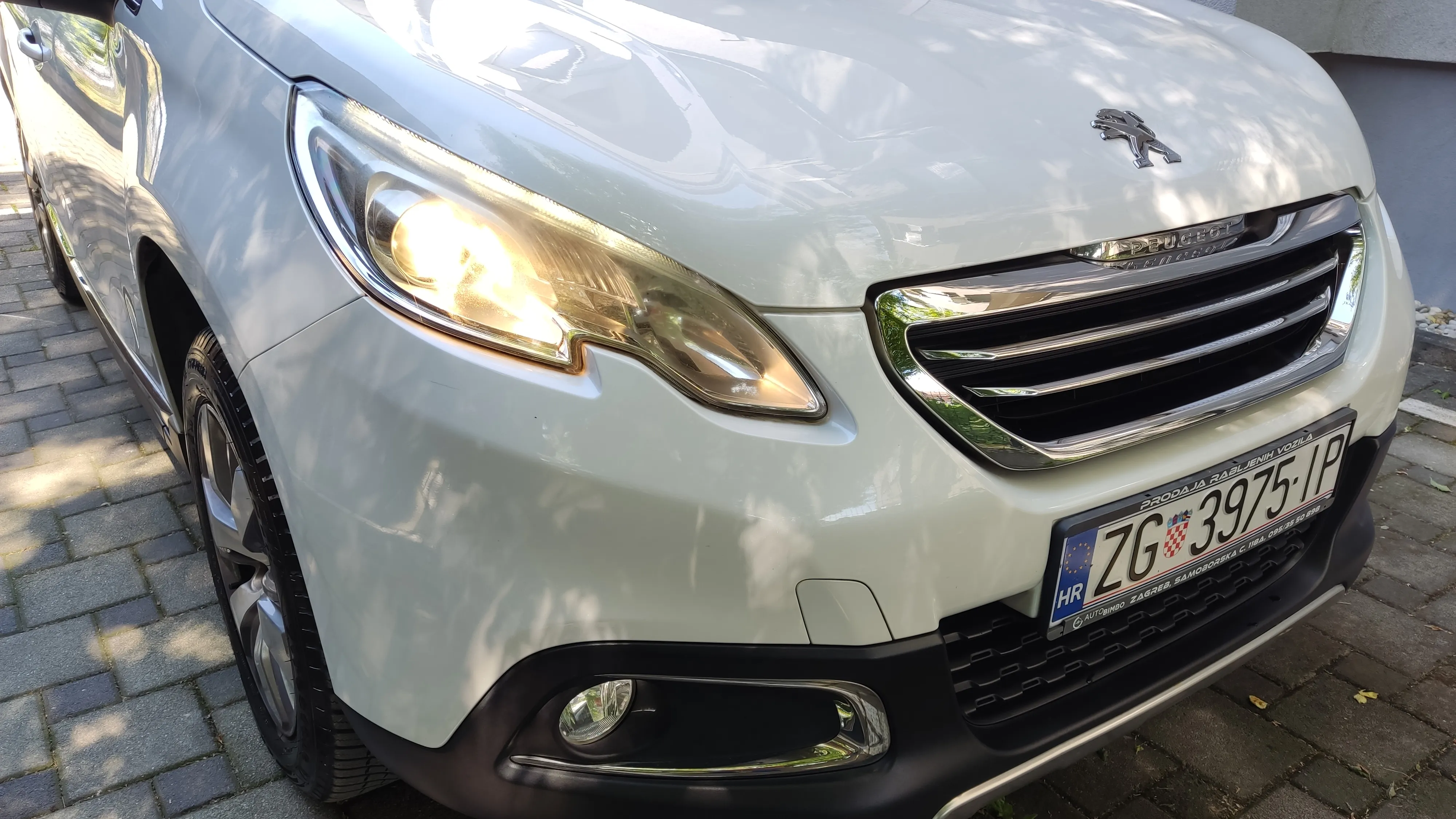 peugeot 2008 1,2 allure - slika 9