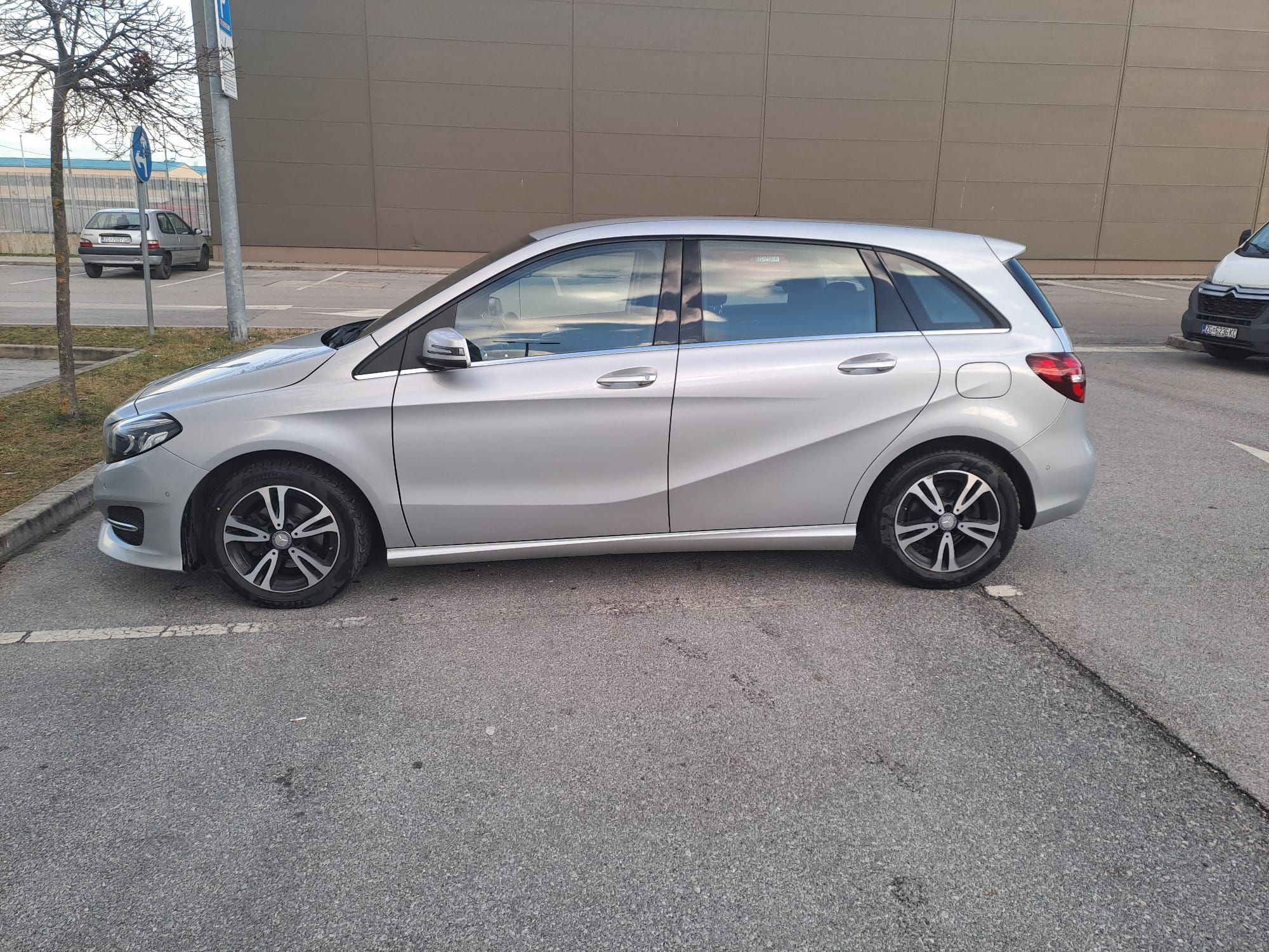 mercedes-benz b-klasa 180 cdi,80kw, navi,kamera - slika 9
