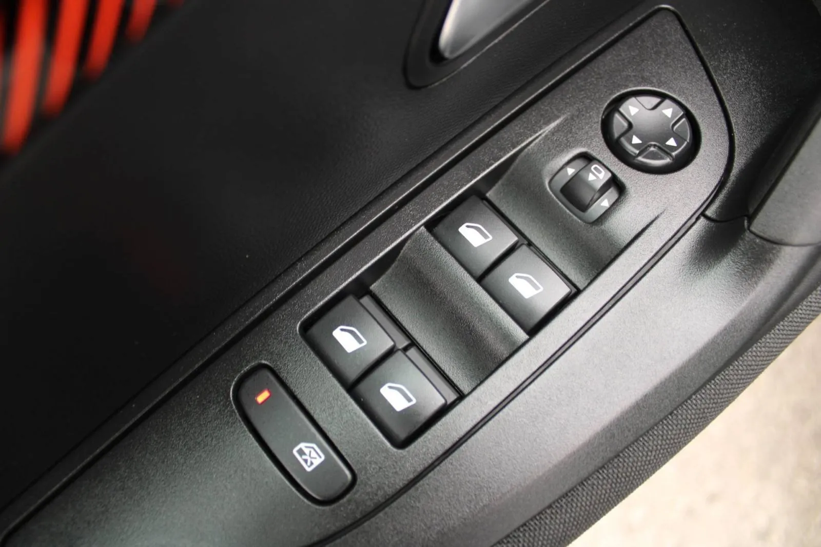 peugeot 2008 1.2 puretech automatik *led, navigacija* - slika 14