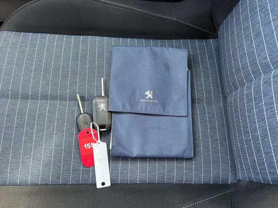 peugeot 208 1,5 bluehdi - 2021 - navi - servisna - reg 1 god !!! - slika 19
