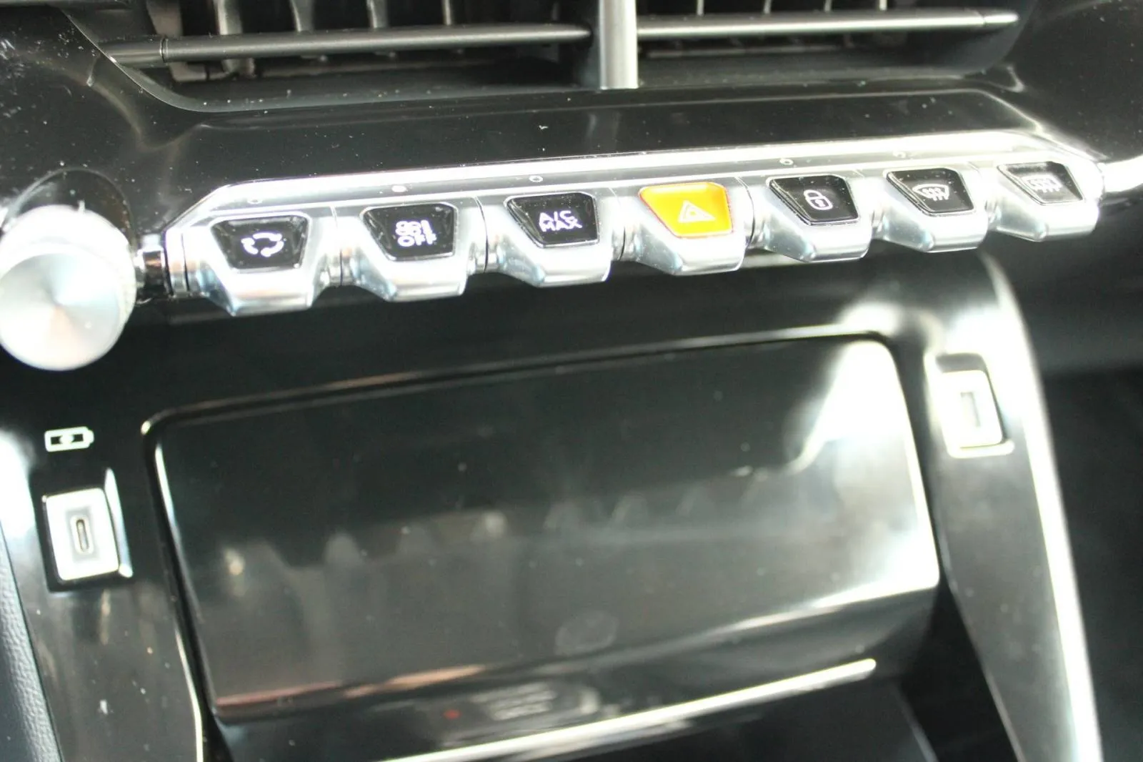 peugeot 2008 1.2 puretech automatik allure *led, navigacija* - slika 17