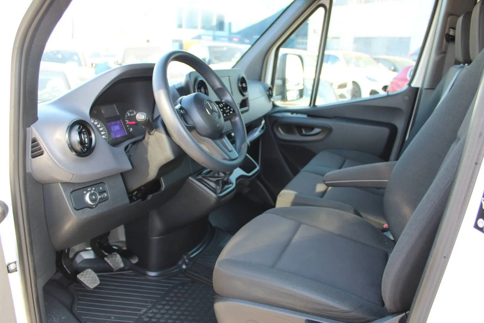 mercedes-benz sprinter 315 cdi kutija + rampa, 2024 god. - slika 11