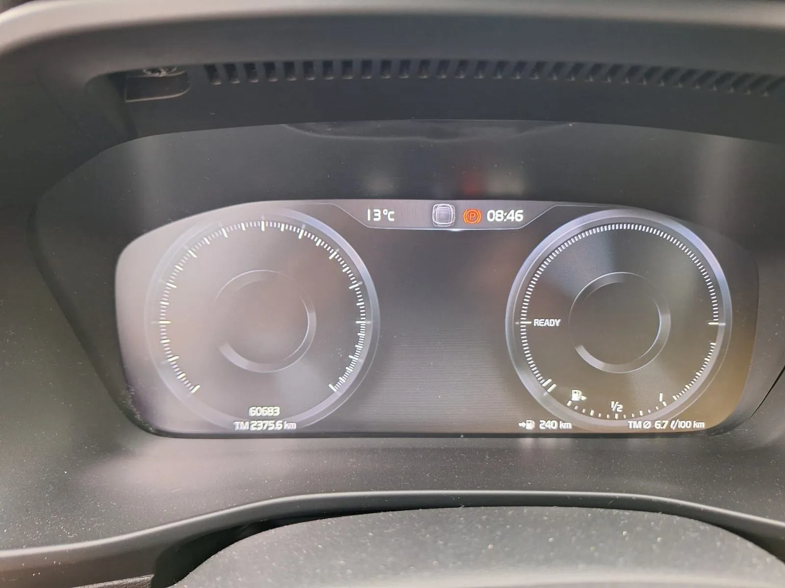 volvo xc40 t4 plug-in hybrid - slika 15