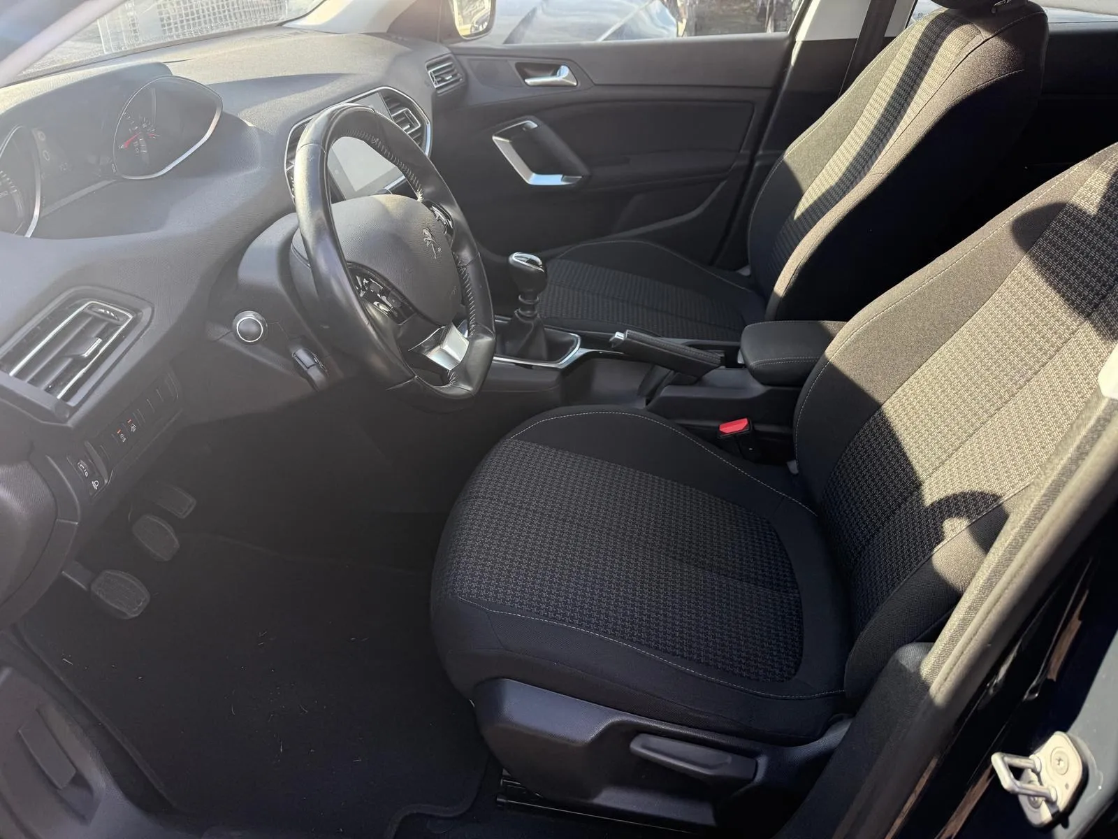 peugeot 308 sw 1,5 bluehdi, navi, parking senzori, 4x garancija! - slika 11
