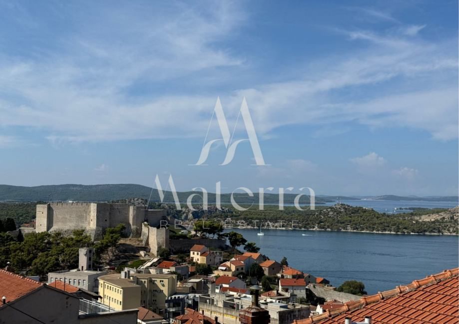 rijetkost, šibenik/centar, kuća sa 3 stana, parking, pogled na more - slika 20