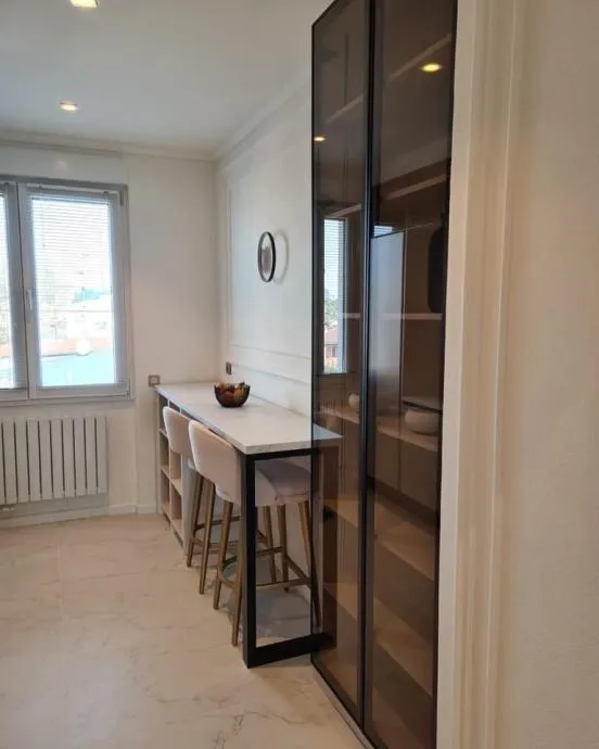 kuhinja sa aluminijskim crnim staklenim vratima - slika 2