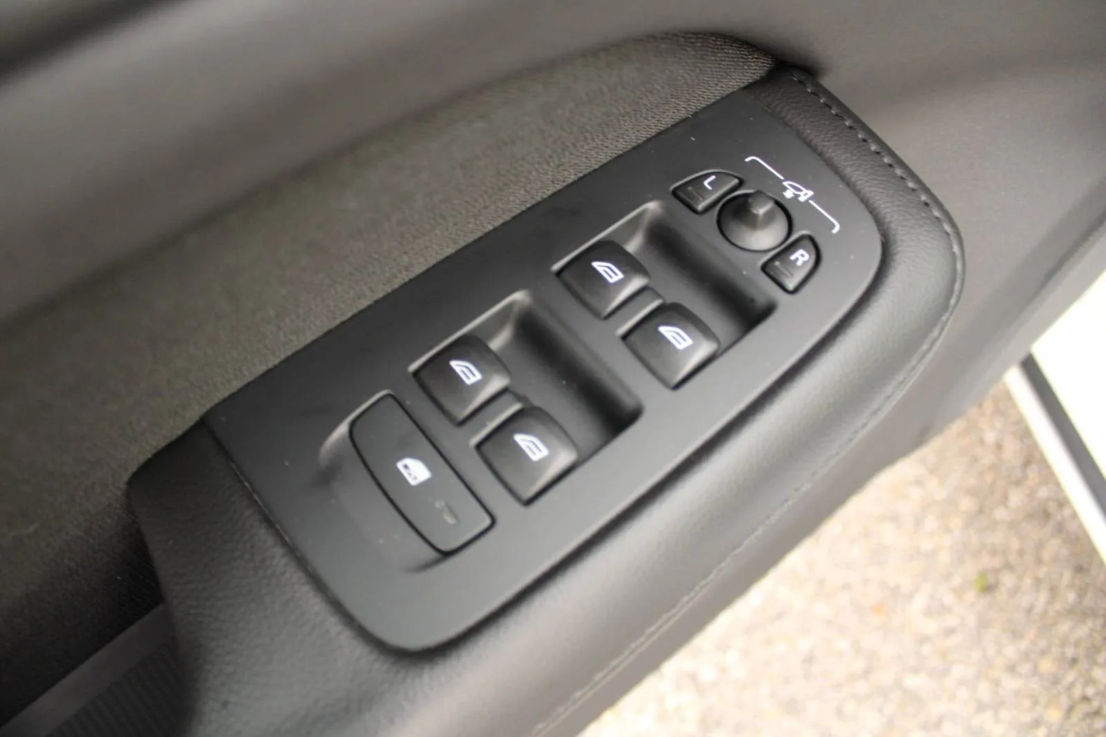volvo v60 2.0d b4 automatik *led, navigacija, kamera* - slika 13