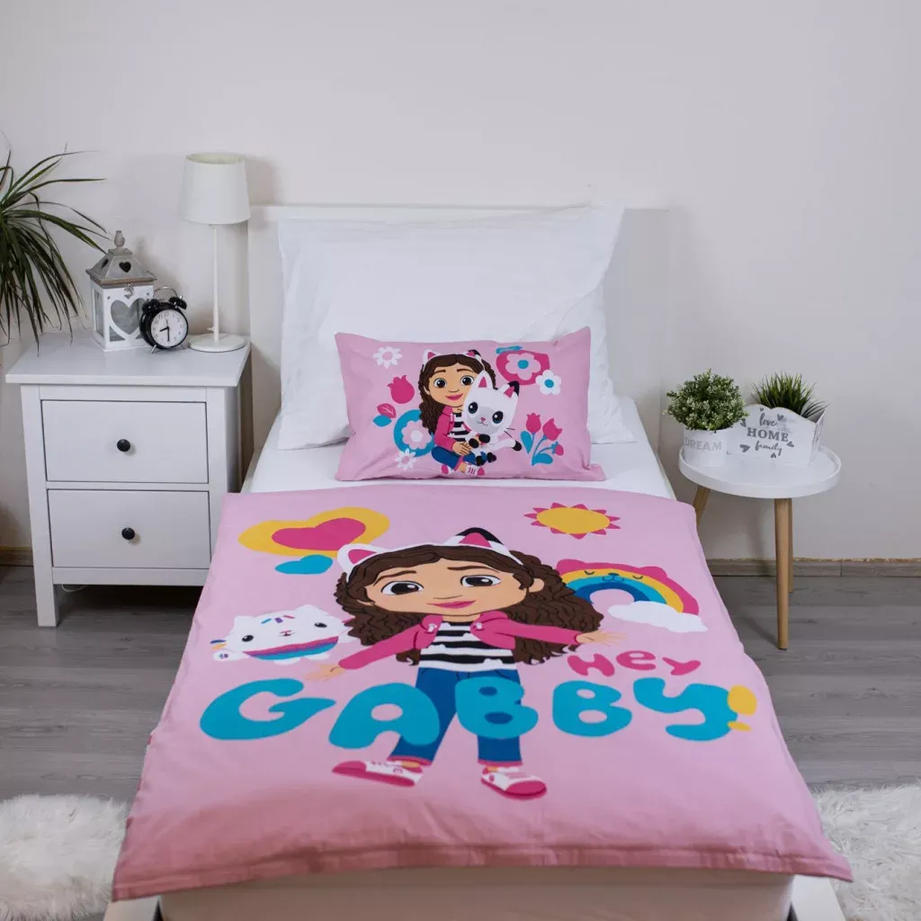 gabby’s dollhouse ‘hey’ posteljina za bebe, 100×135 cm - slika 2