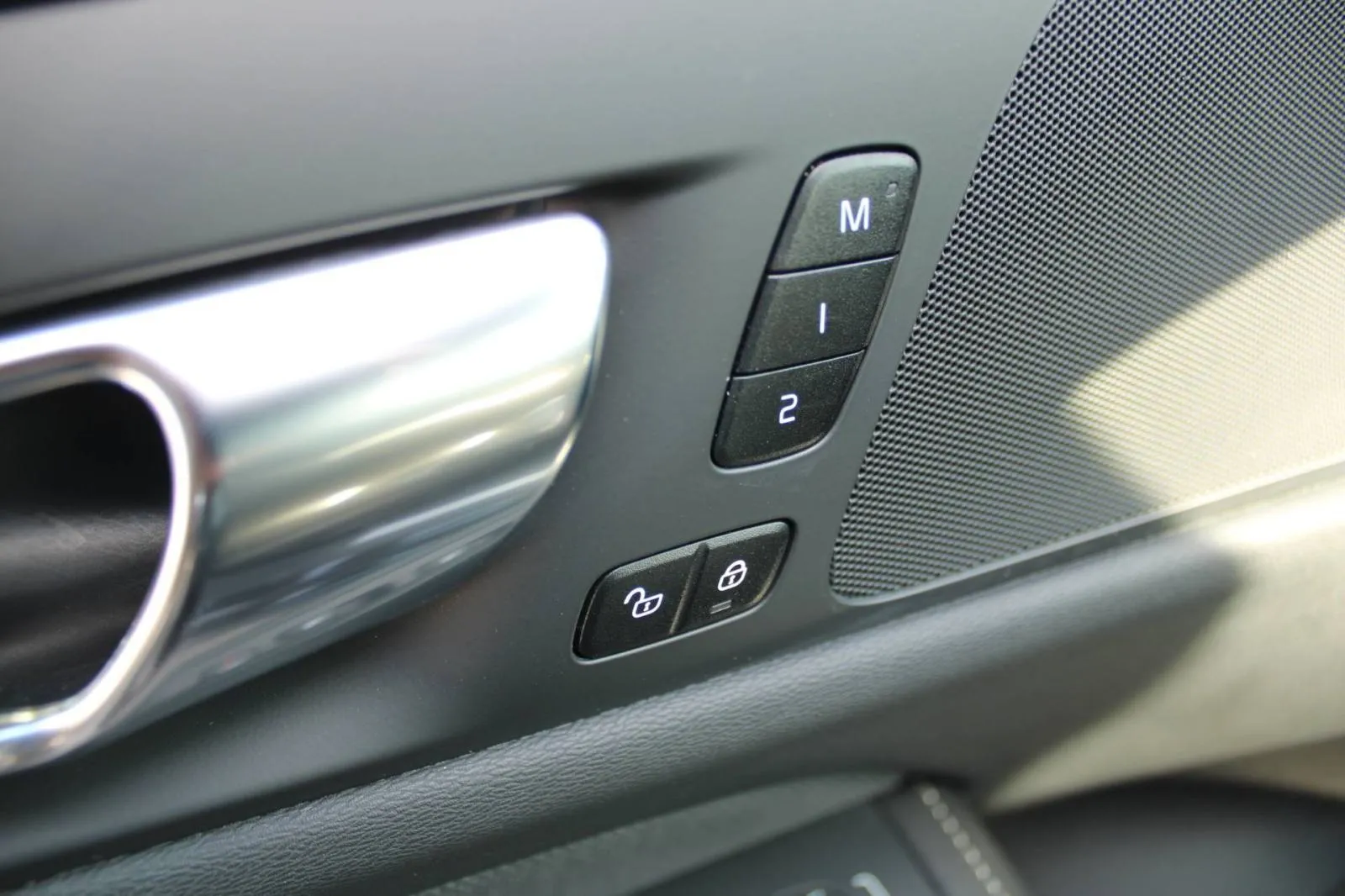 volvo v60 b3 automatik dark plus *led, navigacija, kamera* - slika 15