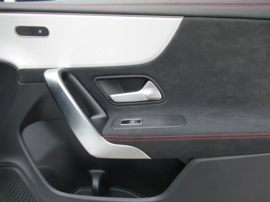 mercedes-benz cla 200 d amg line / night paket / 19" / keyless - slika 6
