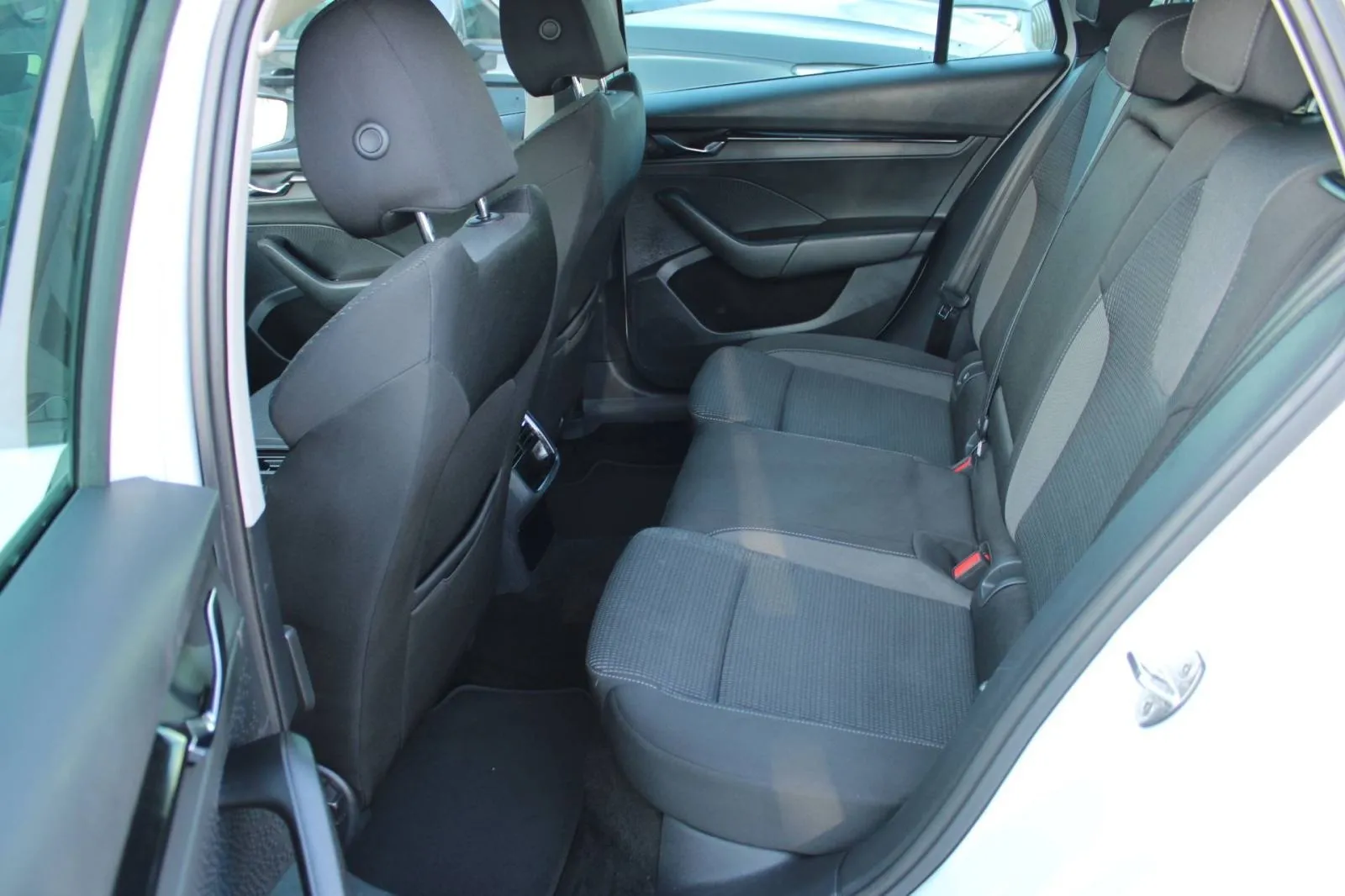 škoda octavia combi 2.0 tdi dsg *led, navigacija* - slika 13