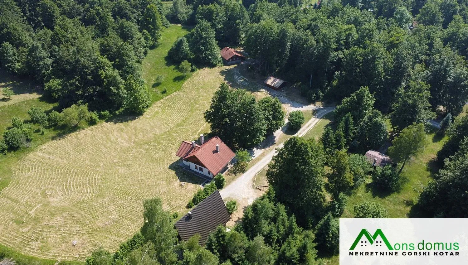 8843 m2 građevinskog zemljišta, dvije vikend kuće i garaža - Delnice