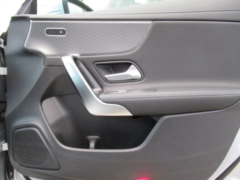 mercedes-benz cla 180 progressive - slika 6