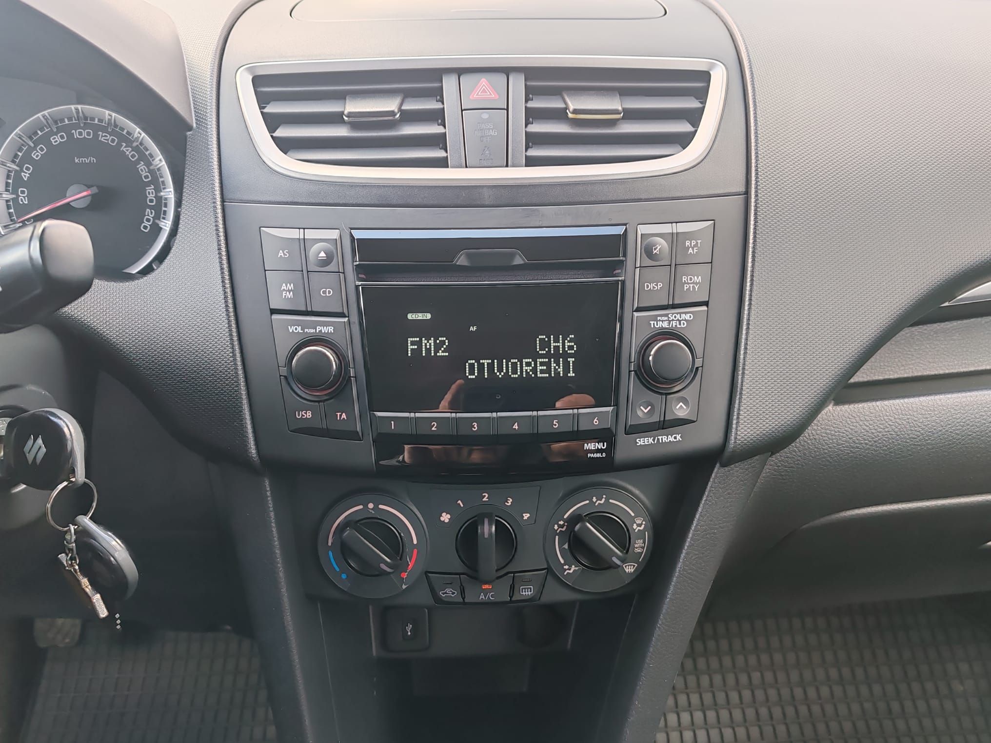 suzuki swift 1.3 ddis , 150000km , 2011 g. - slika 15