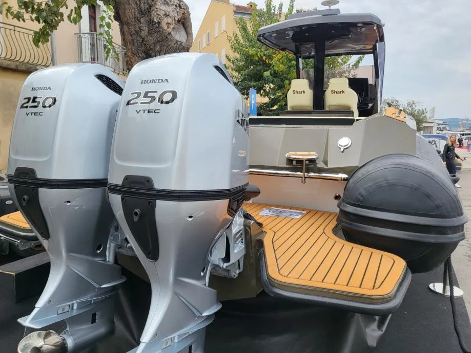 shark 38 - novo model 2026 gumenjak sa kabinom, motori 2 x 250 - slika 9