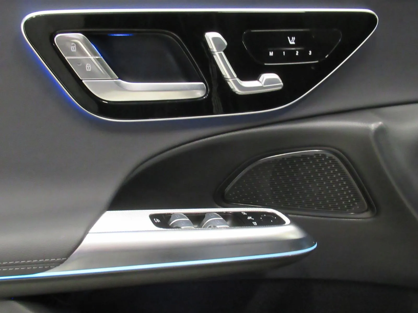 mercedes-benz e-klasa 300 de amg line/night paket/digital light/360° - slika 16