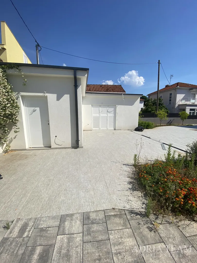 obiteljska kuća s velikim i uređenim dvorištem i bazenom, 400 m od mora, zadar - borik - slika 12