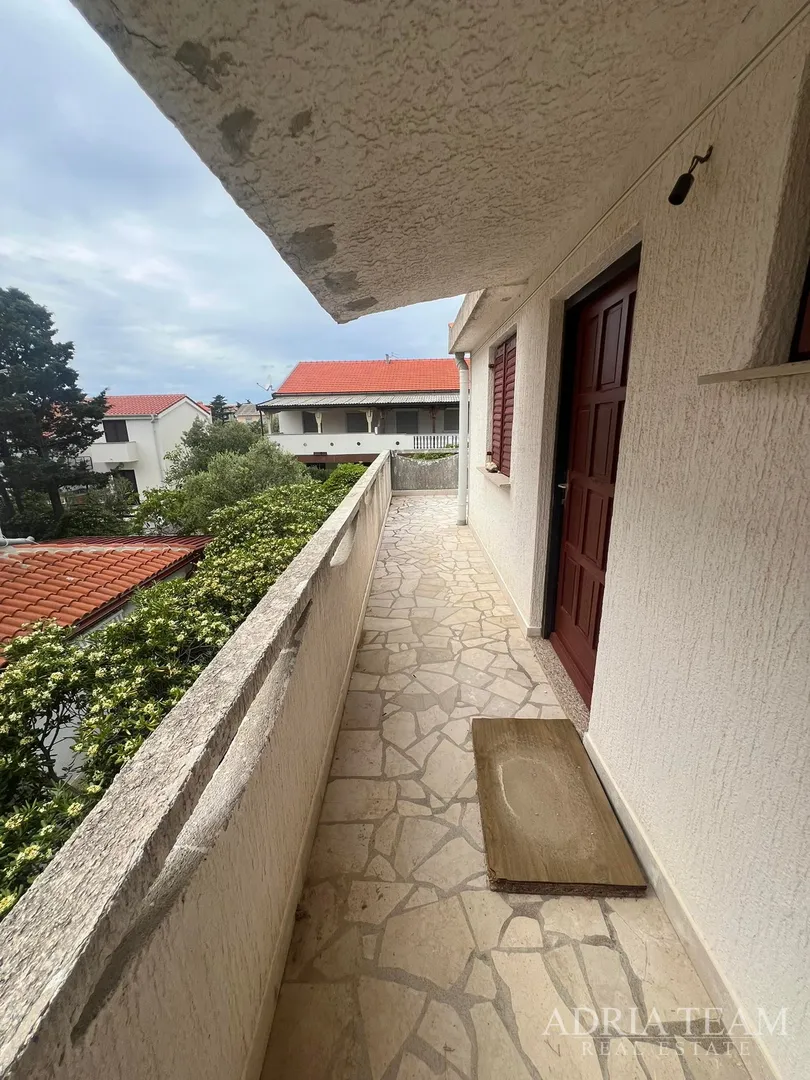 polovica kuće s tri apartmana, izvrsna pozicija! 140 m od plaže, povljana - pag - slika 24