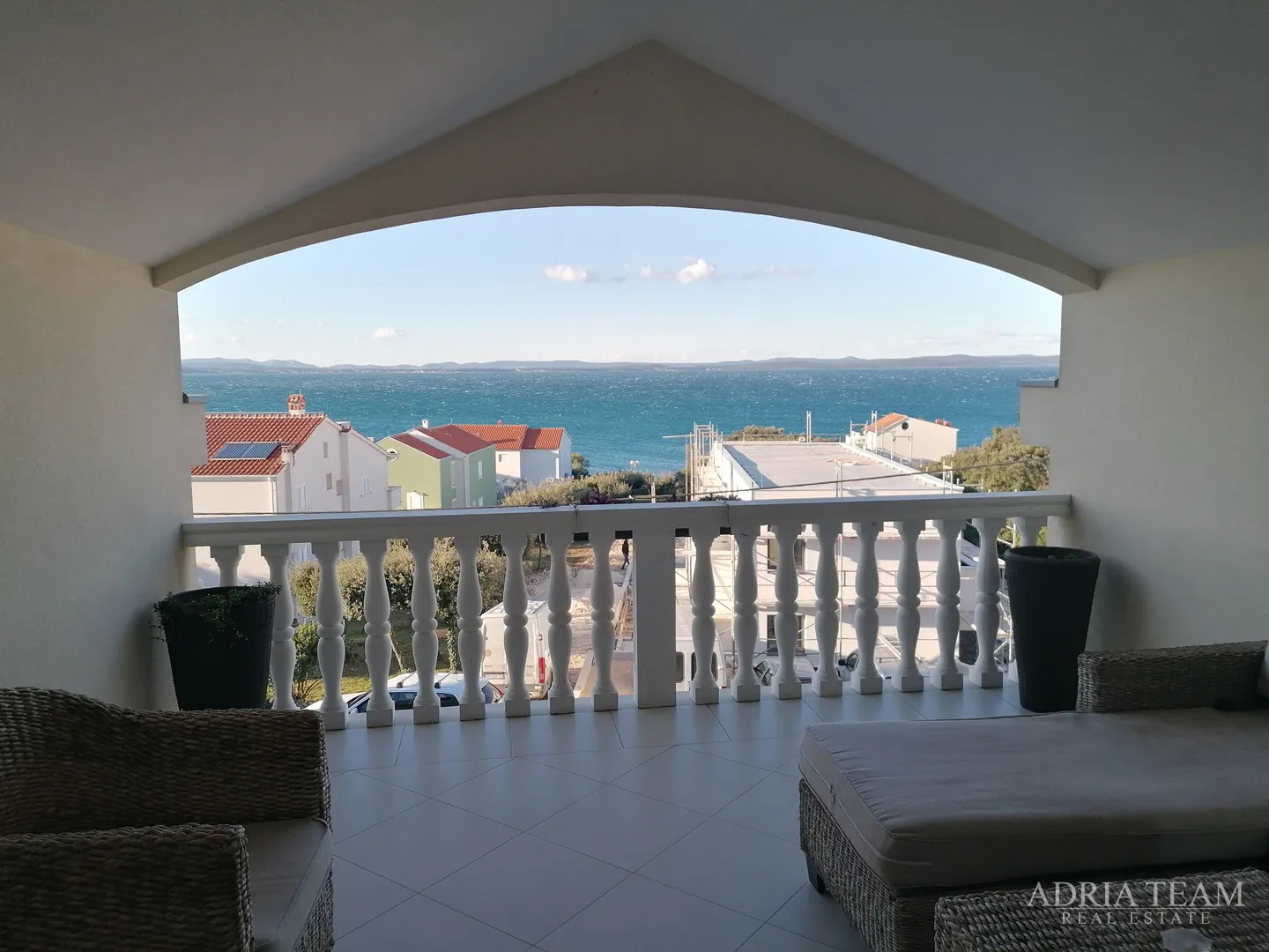 APARTMANSKA KUĆA S 3 APARTMANA, 120 m OD MORA, PETRČANE - ZADAR