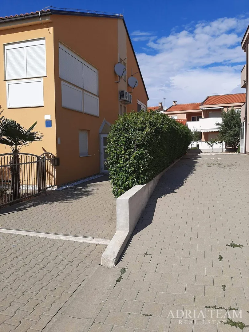 troetažni apartman u stambenoj zgradi - vrsi - slika 2