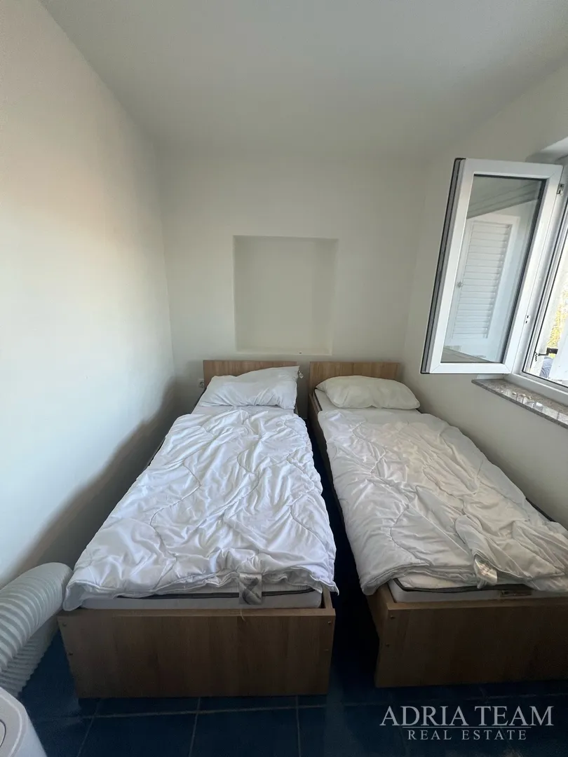 kuća s tri stambene jedinice, pogled na more i velebit - donji karin - slika 19