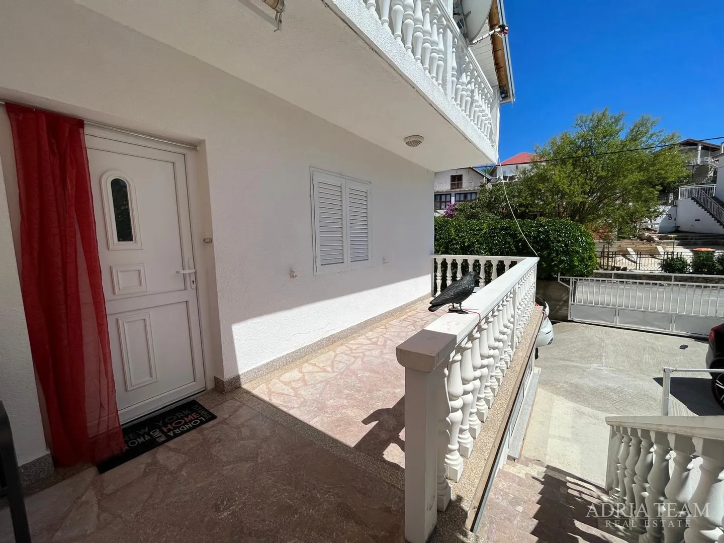 preuređena apartmanska kuća 200 m od mora, garaža i vrt - gornji karin - slika 24