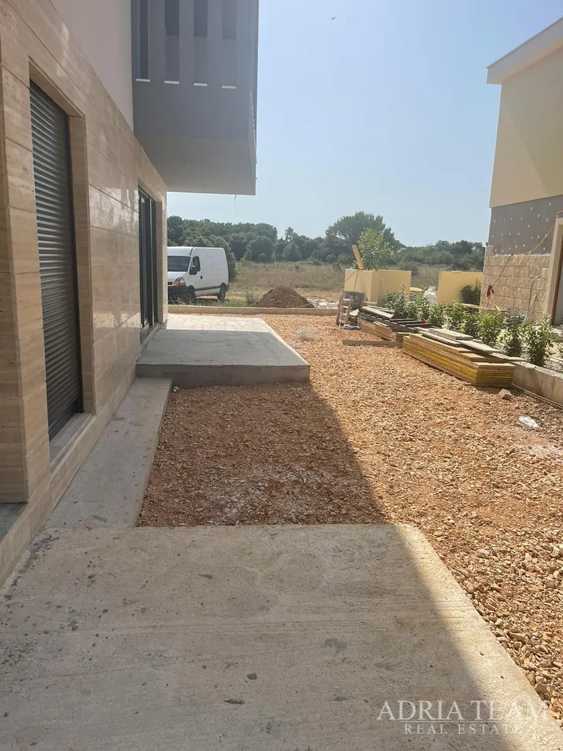 vila s bazenom u novogradnji - zaton - slika 61