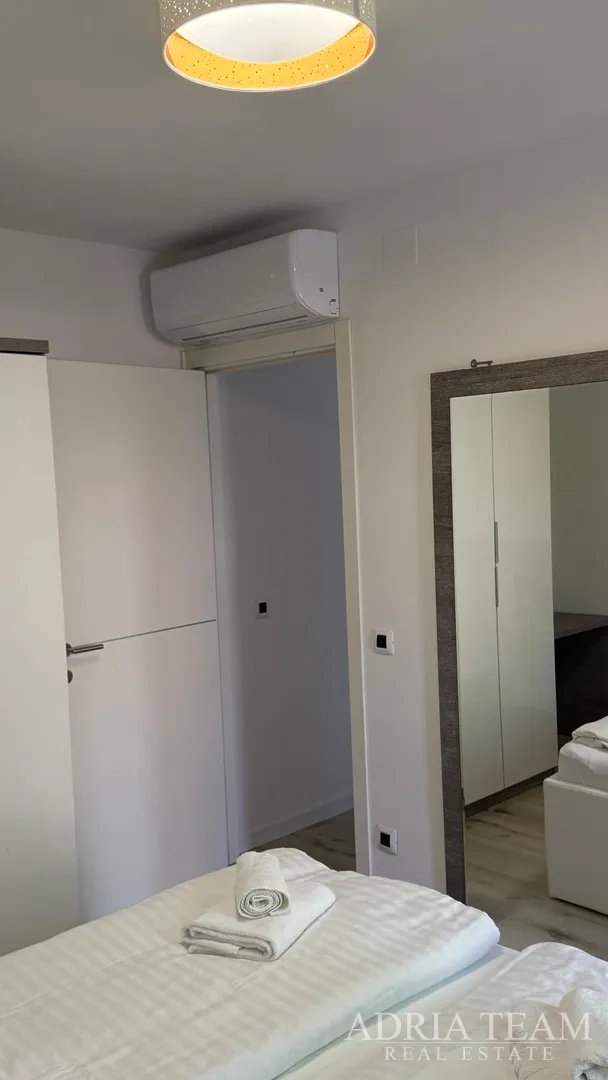 prostrani prizemni preuređeni apartman s dva vrta i terasom - petrčane - slika 4
