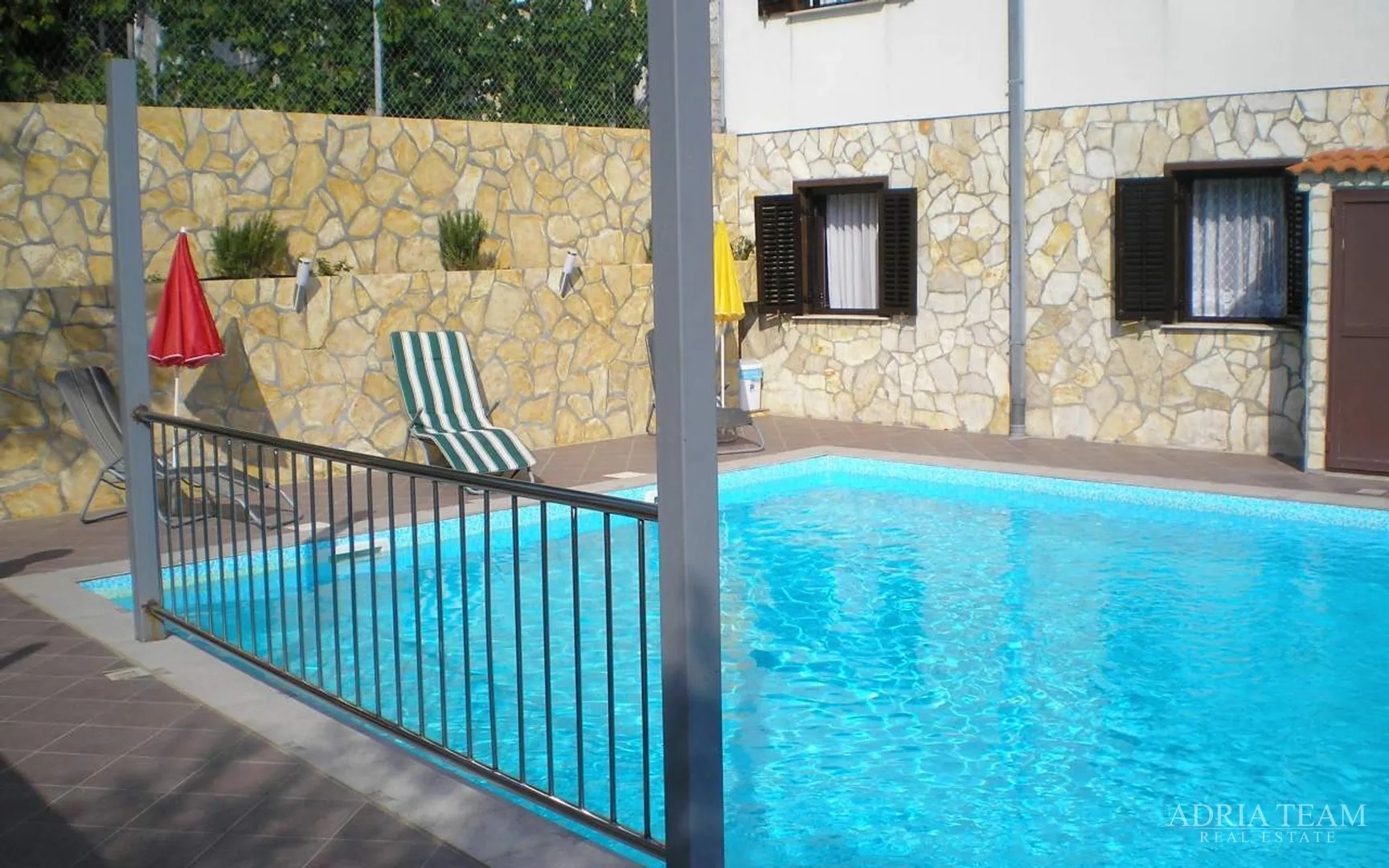 hotel 50 m od mora - posedarje - slika 40