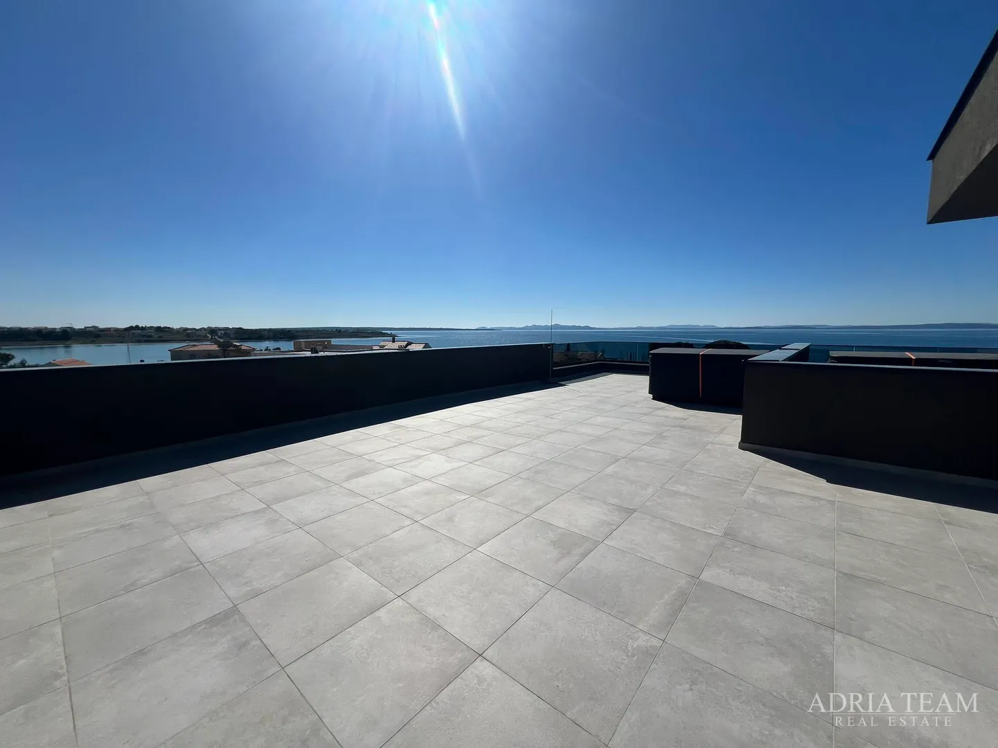 LUKSUZNI APARTMANI U STAMBENOJ ZGRADI, 70 m OD MORA - PRIVLAKA - ZADAR
