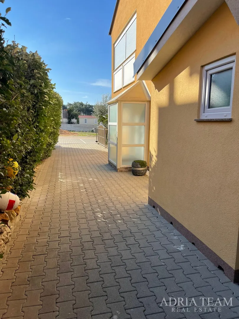 troetažni apartman u stambenoj zgradi - vrsi - slika 3