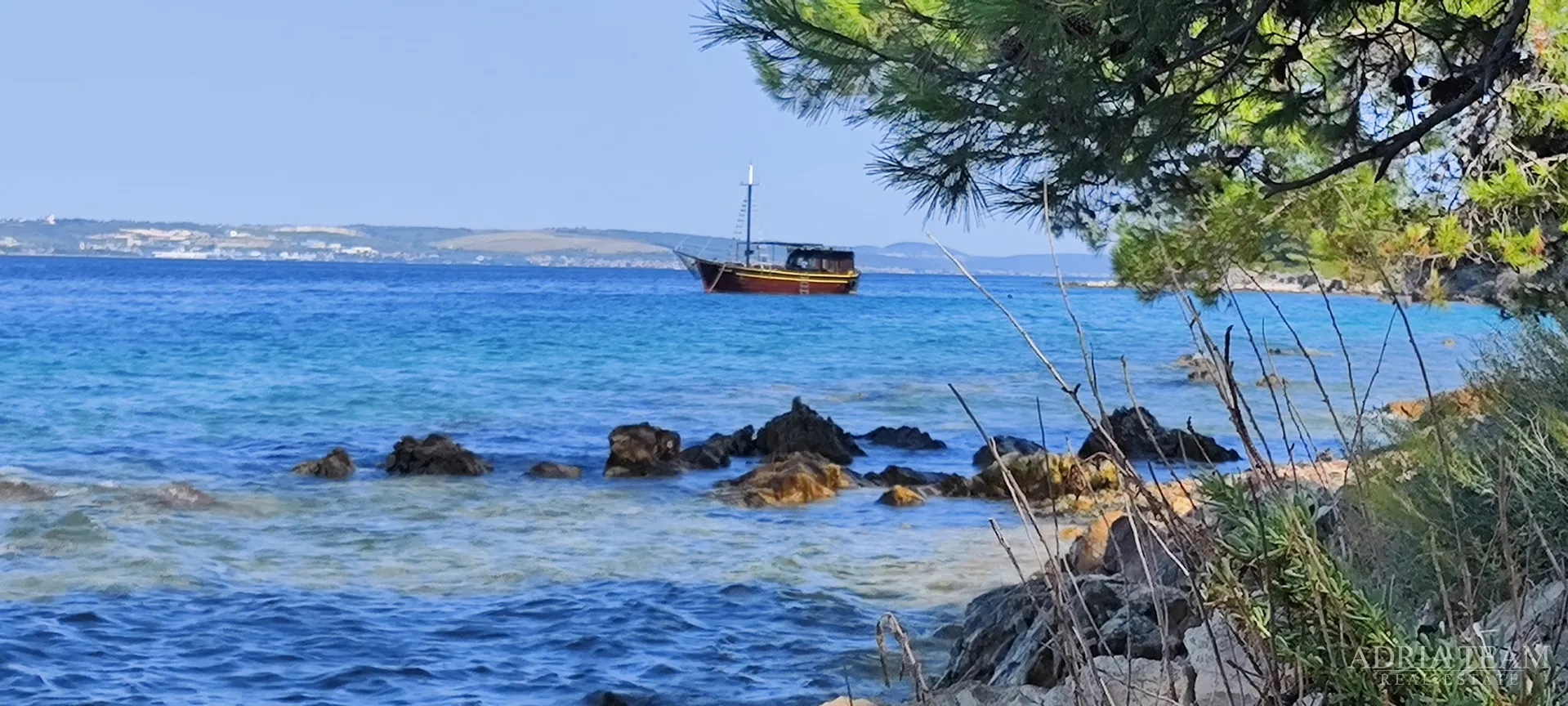 moderan dvosobni apartman s vrtom i garažom – lukoran, otok ugljan - slika 20