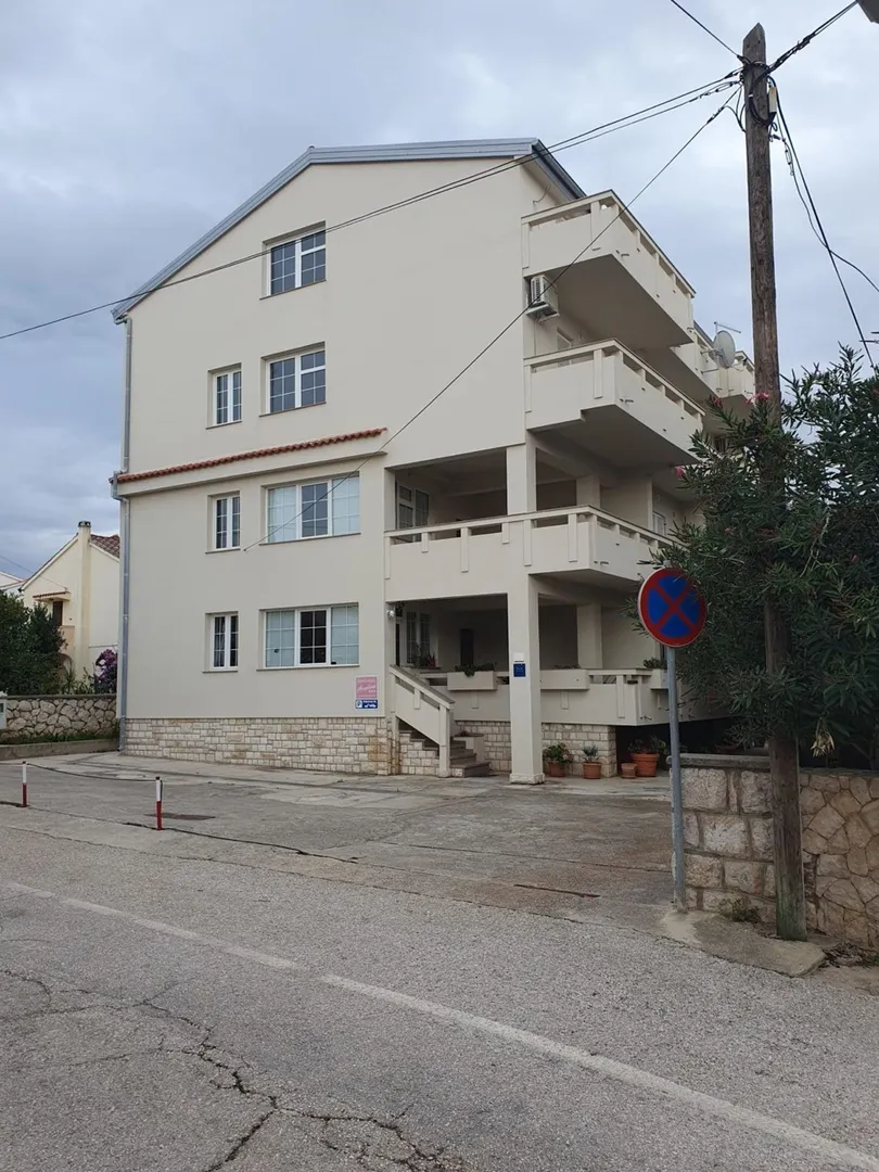 Kuća S Deset Stambenih Jedinica Blizu Centra S Pogledom Na More - Novalja, Pag