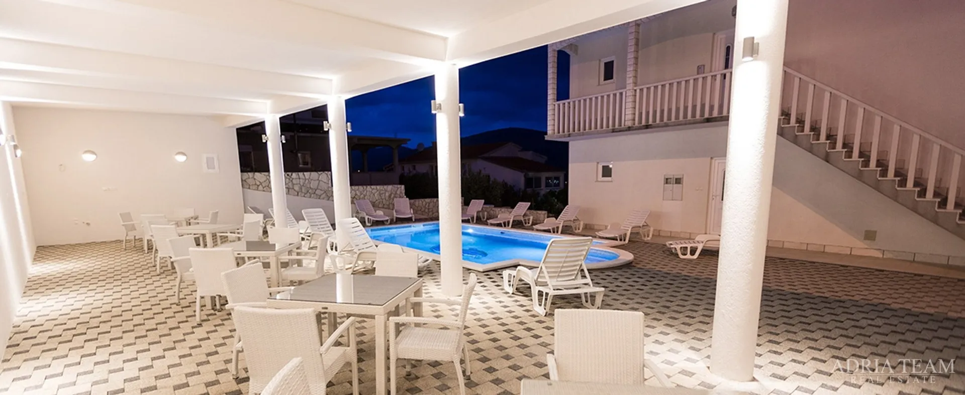 apartmanska kuća s bazenom - slika 4